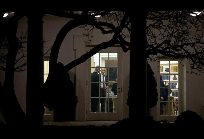 Le président américain, Barack Obama, avec son conseiller  Denis McDonough dans le bureau Ovale, le 25 février 2016.