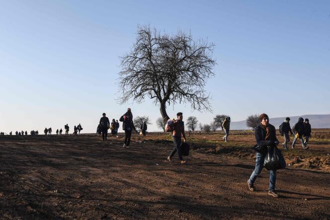 Des migrants marchent près du village de Miratovac, en Serbie, juste après avoir traversé la frontière avec la Macédoine, le 30 janvier 2016.