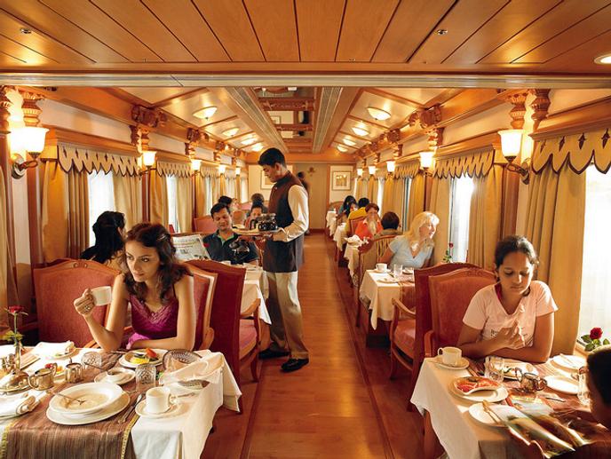 Service raffiné à l'anglaise, à bord du Golden Chariot train