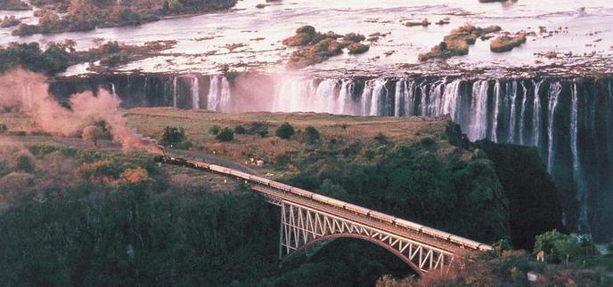 Le train traverse des paysages époustouflants, comme les chutes Victoria