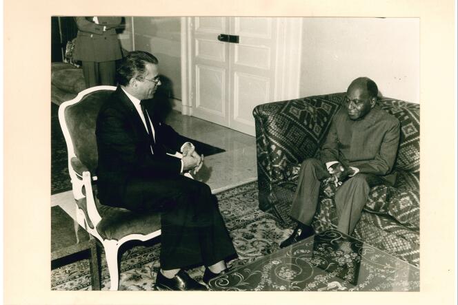 Le premier président ivoirien Félix Houphouët recevant un responsable de l'AFD.
