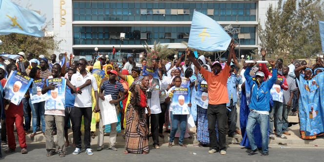 Des sympathisants du Parti démocratique sénégalais (PDS) , rassemblés devant le siège du parti à Dakar, le 23 Avril 2014.