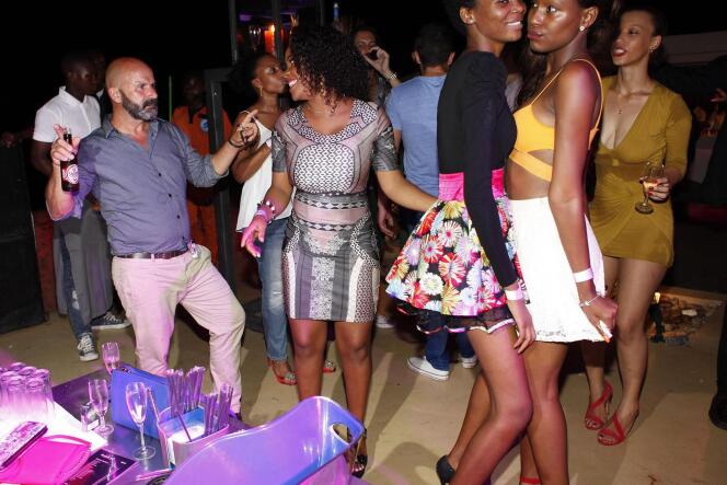 Une soirée au Chill Out Club de Luanda, en Angola, où les expatriés se mélangent aux élites locales. Une bouteille de champagne y coûte jusqu'à 2500 dollars.