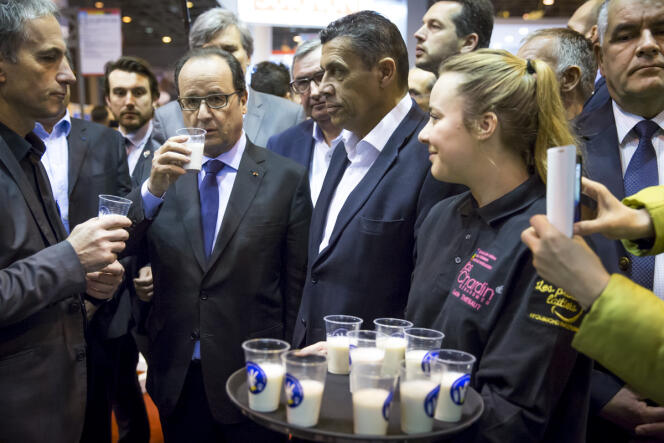 François Hollande, président de la République, visite le Salon international de l'agriculture avec Xavier Belin, président de la FNSEA, à la porte de Versailles à Paris, vendredi 5 février 2016.