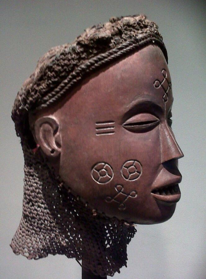 Masque représentant une femme de l'ethnie tchokwe, datant du début du XXe siècle. Hauteur : 22 cm.