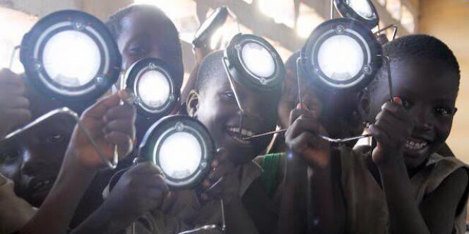 Le programme Lumière pour tous a permis, depuis sa phase expérimentale en novembre 2015, de distribuer des lampes solaires à 1 200 écoliers au Bénin.