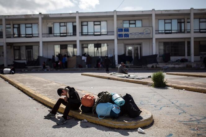Un réfugié dans la cour de l'ancien aéroport international d'Athènes, le 28 février.