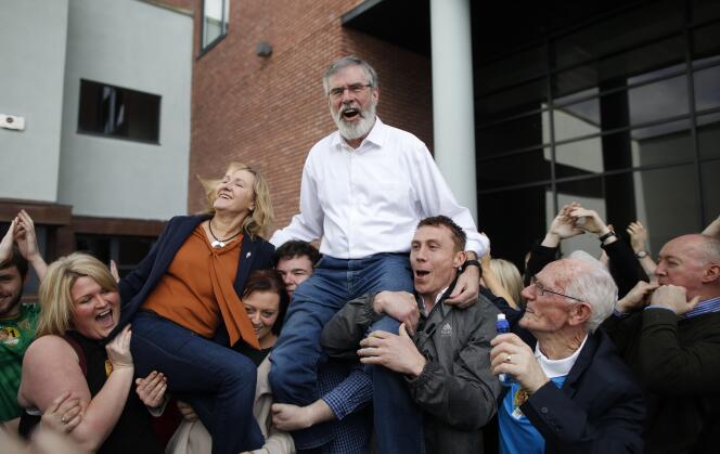 Gerry Adams, le leader du Sinn Fein, célèbre les résultats de son parti à Dundalk, le 28 février.