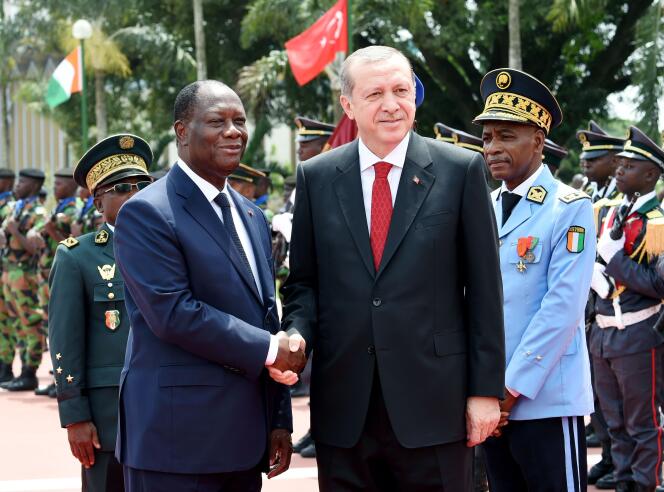 Le président turc Recep Tayyip Erdogan (à droite) et son homologue ivoirien Alassane Ouattara (à gauche) au palais présidentiel d'Abidjan, le 29 février 2016.