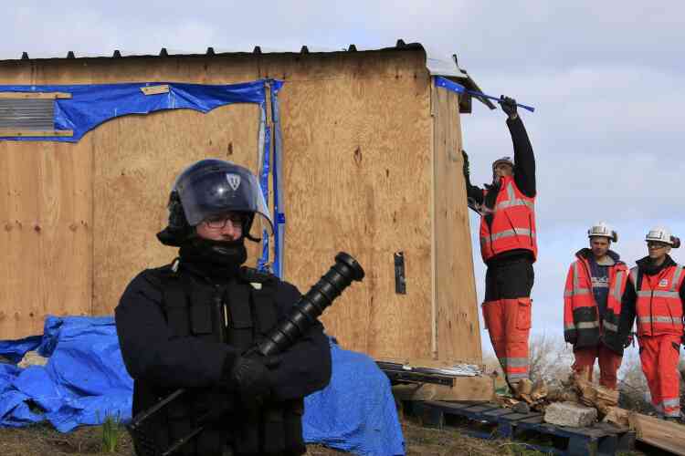 Une vingtaine de salariés d'une entreprise de travaux publics ont commencé à démonter des abris dès le début de la matinée dans la partie sud du bidonville de Calais, où vivent de 800 à 1 000 migrants selon la préfecture, 3 450 selon les associations.