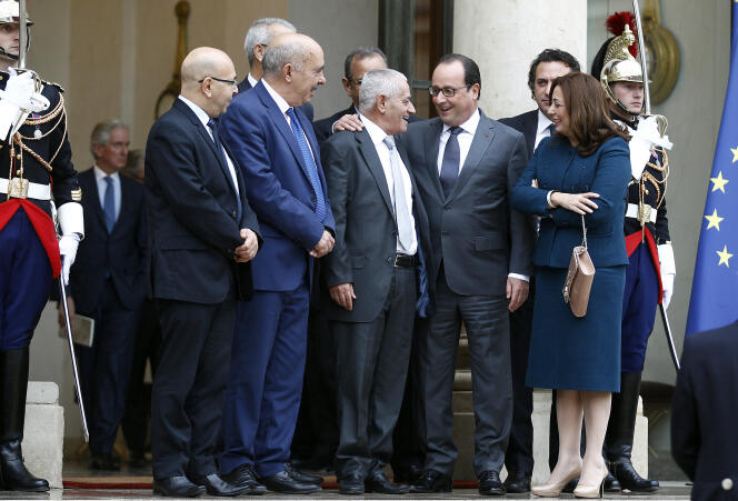 François Hollande avec les représentants du « Quartet du dialogue national » tunisien  sur le perron de l’Elysée, en octobre 2015.