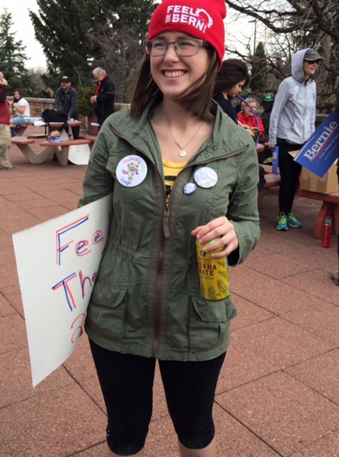 Ylie Marchiori, de 21 anys, en una pro-bernie reunint-se a Boulder (Colorado). A la seva insígnia: