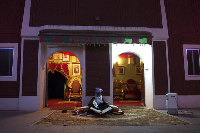 Muhammadu Sanusi II, émir de Kano, lit le Coran dans son palais.