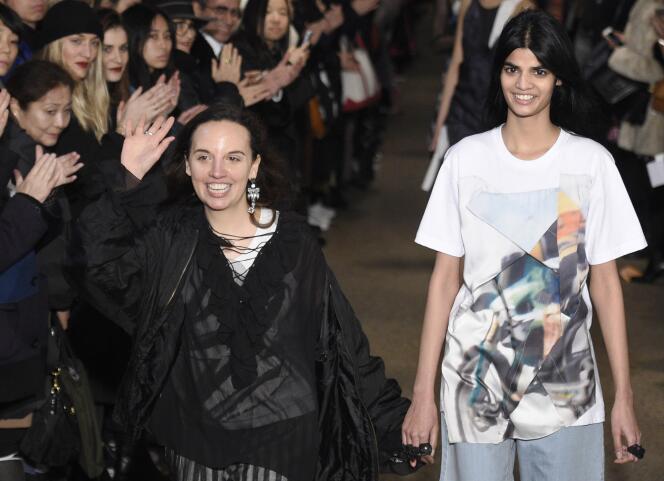 La styliste Christelle Kocher avec un de ses modèles lors du défilé prêt-à-porter Koché, le 1er mars, à Paris.