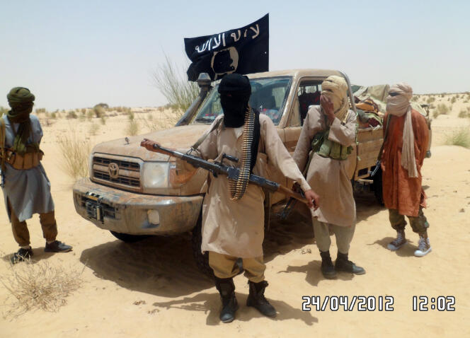 Des combattants islamistes du groupe Ansar Dine en 2012 près de Tombouctou.