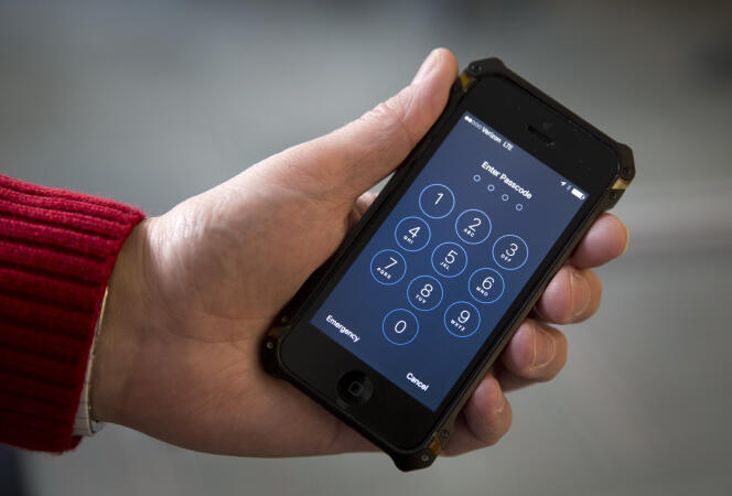 Un iPhone à Washington, le 17 février 2016. Le FBI peut-il forcer une société comme Apple à extraire des données clients de son smartphone ? Le débat fait rage.
