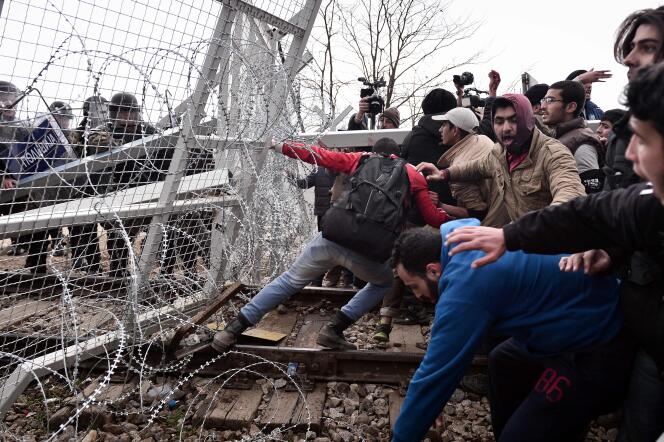 Des migrants tentent de passer en Macédoine près du village grec d’Idomeni, le 29 février.