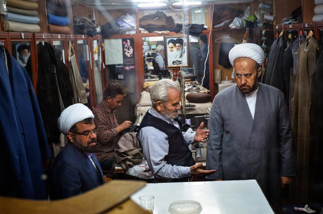 Le tailleur Abolfazl Arabpour (au centre) dans sa ­boutique, à Qom, le 11 février 2016.