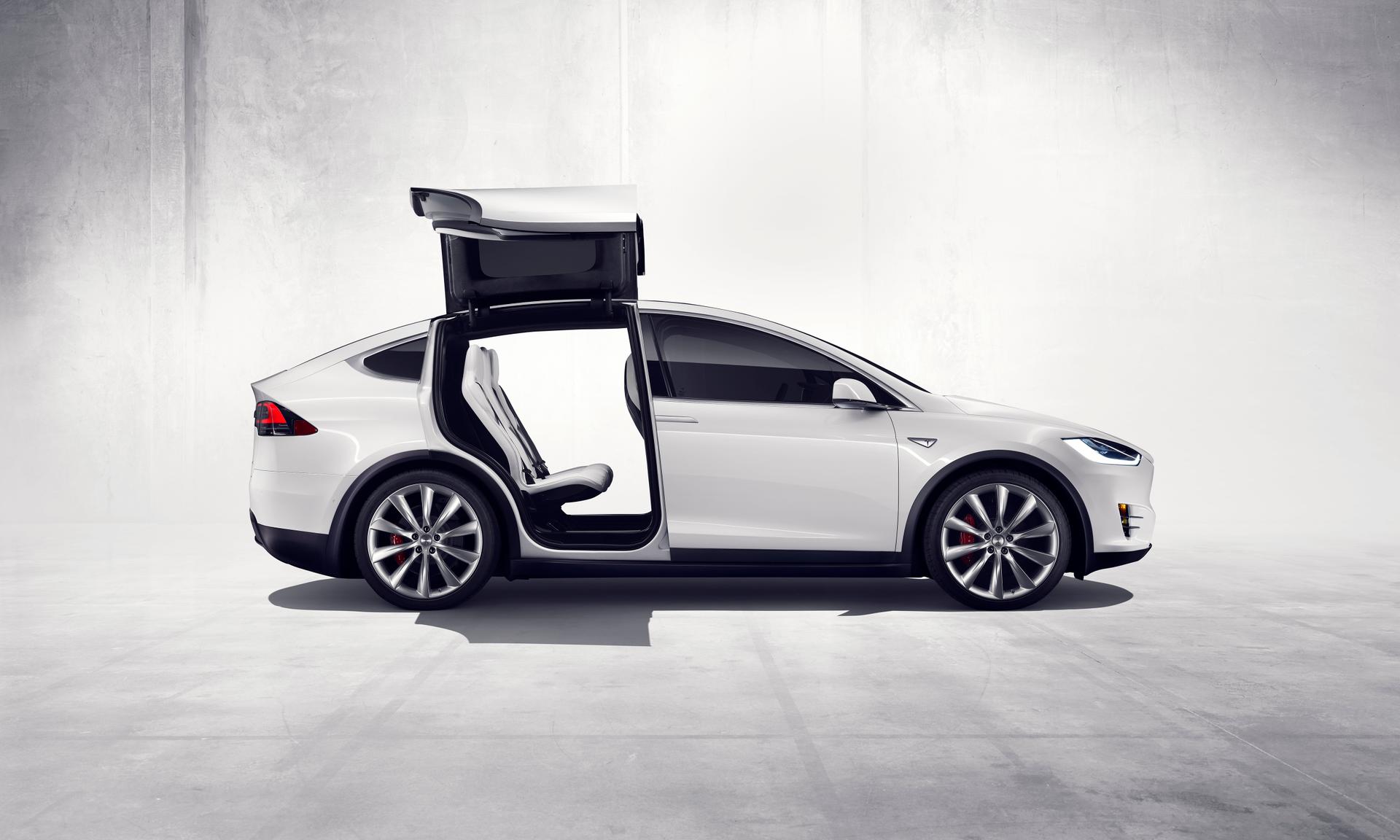Le Model X Le Suv De Tesla Deploie Enfin Ses Ailes En Europe