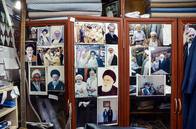 Les images des clients d'Arabpoor, tels que Khatami, Rohani, Khamenei… dans sa boutique de Qom le 11 février 2016.
