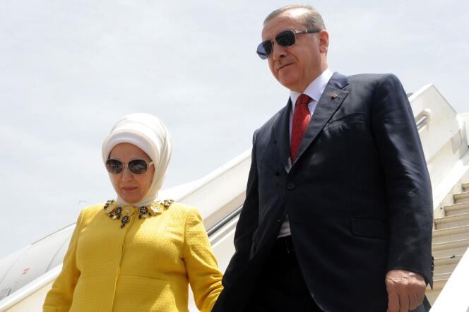 Recep Tayyip Erdogan et son épouse arrivent à Conakry, la capitale de la Guinée, le 3 mars.