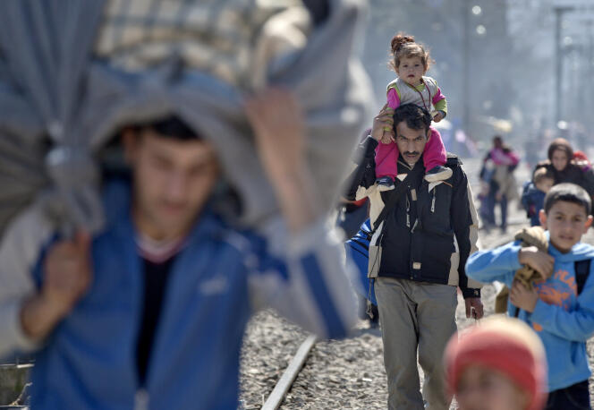 Des migrants bloqués à la frontière entre la Grèce et la Macédoine, jeudi 3 mars.