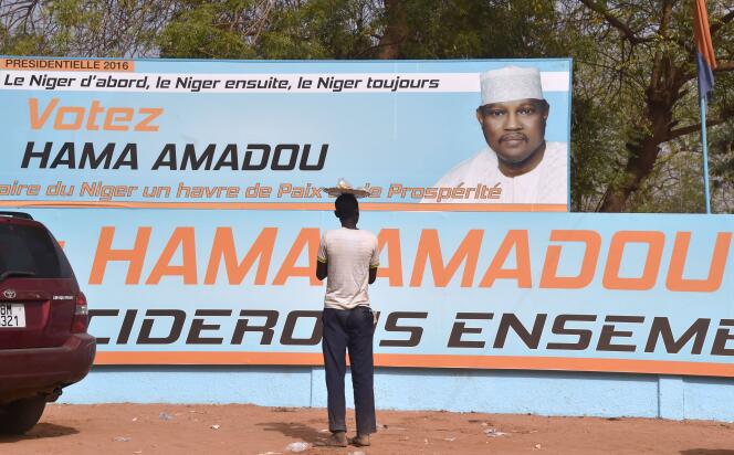 Une affiche de campagne représentant le candidat à la présidentielle Hama Amadou,  à Niamey, le 27 février 2016.