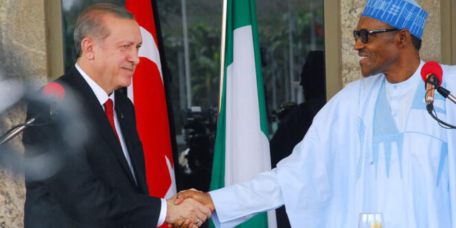 Le président du Nigeria Mohammadu Buhari (à droite) et le président turc Recep Tayyip Erdogan à Abuja, le 2 mars.
