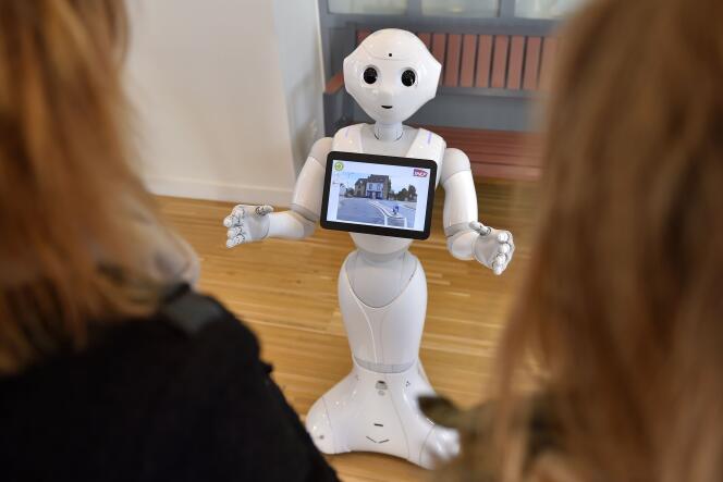 A titre expérimental, Pepper, un robot humanoïde fabriqué par la firme française Aldebaran, a fait son entrée dans trois gares en Pays de la Loire, en décembre 2015. Sa mission : accueillir et renseigner les usagers.