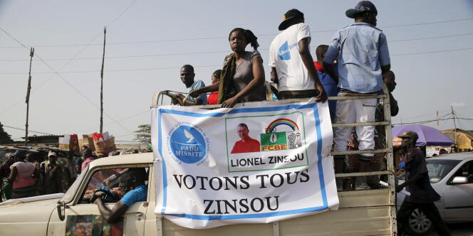 Des supporters du premier ministre Lionel Zinsou, à Cotonou, le 3 mars.