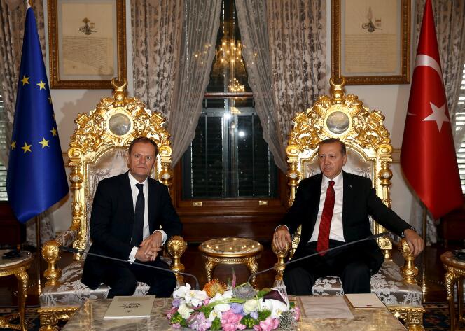 Donald Tusk,  le président  du Conseil européen  (à gauche),  et le président turc, Recep Tayyip Erdogan,  à Istanbul,  le 4 mars.