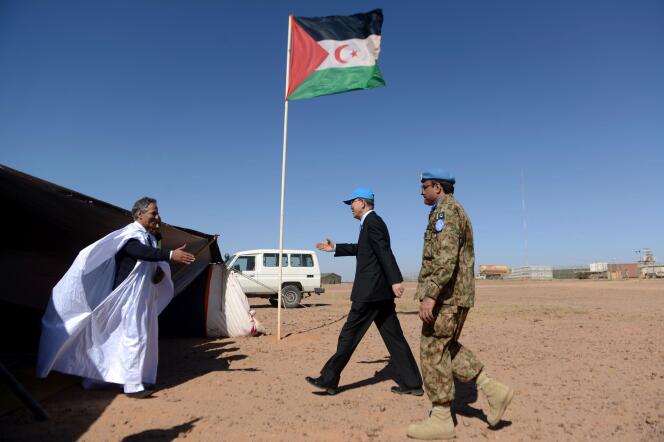 Le secrétaire général de l'ONU, Ban Ki-moon, lors d'une rencontre avec Ahmed Boukhari (à gauche), le représentant du Front Polisario aux Nations unies, le 5 mars 2016 près d'une base onusienne à Bir Lahlou, au Sahara occidental.