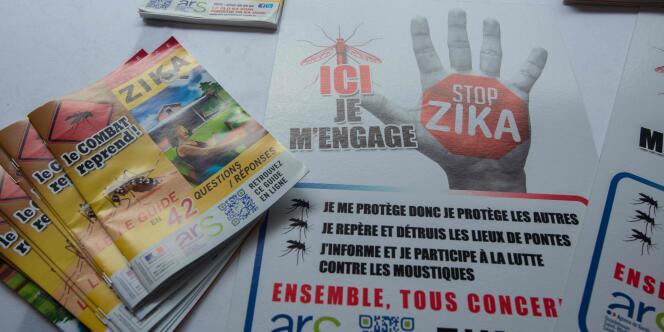 Tracts et posters lors du lancement de la campagne contre le virus Zika « Ici je m'engage », le 4 mars 2016, à Petit-Bourg, en Guadeloupe.