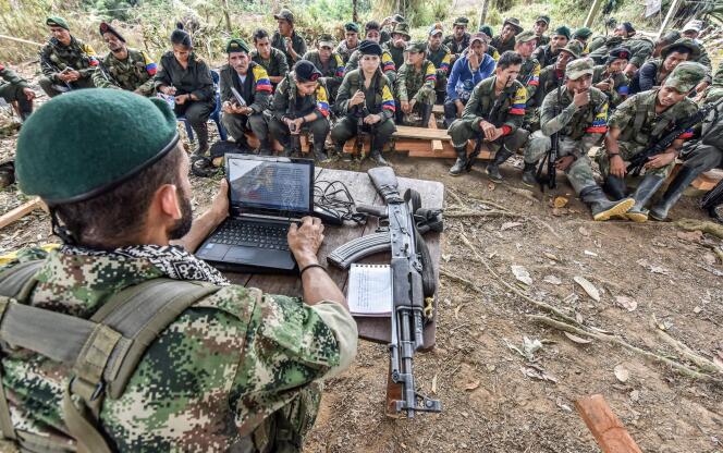 Un miembro de las FARC explica el proceso de paz entre su grupo y el gobierno, en un campamento en las montañas colombianas, 18 de febrero de 2016.