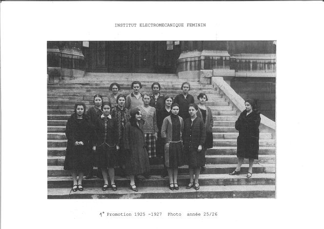 Première promotion de l'EPF, ex Ecole polytechnique féminine, en 1925, qui s'appelait à l'époque IEF pour Institut électromécanique féminin, avec à droite, sa créatrice, Marie-Louise Paris.