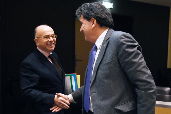 Le ministre de l'intérieur, Bernard Cazeneuve, et Pierre Lellouche, député (LR) de Paris, à l'Assemblée nationale, le 7 mars.