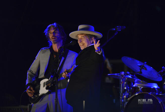 Bob Dylan (à droite) sur scène à Paddock Wood dans le Kent en juin 2012.