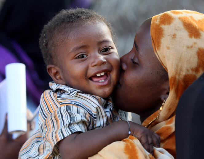Au Tchad, une mère et son enfant de 14 mois.