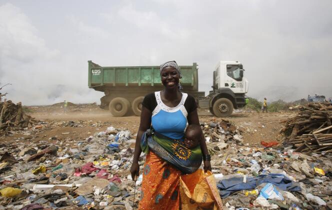 Kalandjibo Balo, 23 ans, vit du recyclage plastique dans le décharge d’Akouedo, près d’Abidjan (le 25 février 2016).