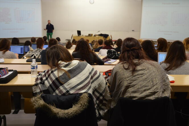 Des étudiantes prennent des notes pendant un cours de psychologie du développement en première année de licence de psychologie à l'université de Tours, campus des Tanneurs, le 29 février 2016.