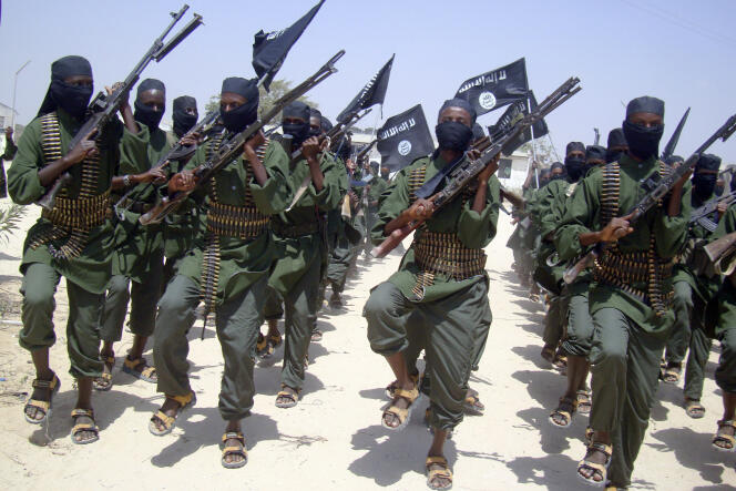 Des Chabab somaliens dans la banlieue de Mogadiscio, en février 2011.