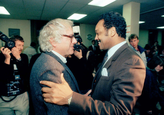 Militant des droits civiques, Bernie Sanders soutient la candidature de Jesse Jackson aux présidentielles de 1984 et 1988 (ici, en 1988, avec Jesse Jackson à Montpelier, dans le Vermont).