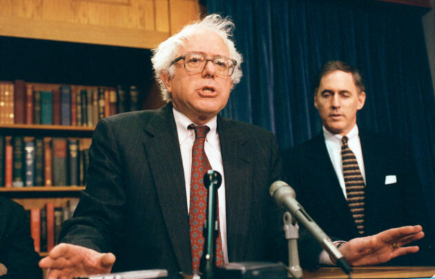 Bernie Sanders en 1998, lors d'une conférence de presse où il s'oppose au Fonds monétaire international.