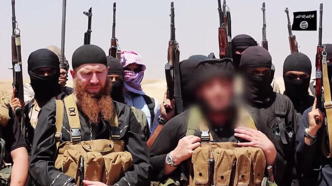 Aisément reconnaissable à son bonnet noir et sa longue barbe rousse, Omar le Tchétchène était l’un des principaux chefs militaires de l’EI.