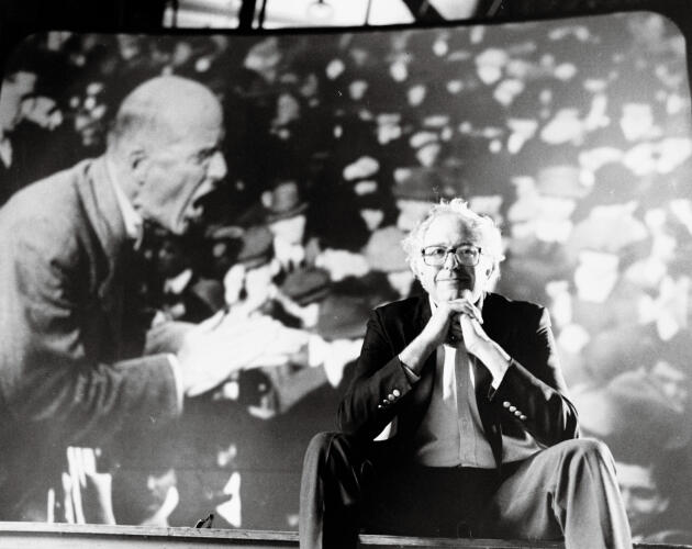 Bernie Sanders devant une photo de son mentor, le syndicaliste et leader socialiste Eugene Victor Debs (1855-1926), auquel il consacre un documentaire en 1979.