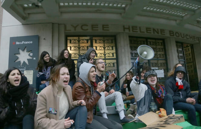 Des jeunes bloquent l'entrée du lycée Hélène-Boucher, dans le 20e arrondissement de Paris, lors d'une journée de mobilisation contre le projet de loi travail, le 9 mars.