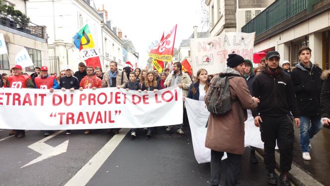 Entre 4 000 et 5 000 manifestants à Tours le 9 mars 2016 pour le retrait du projet de loi travail.