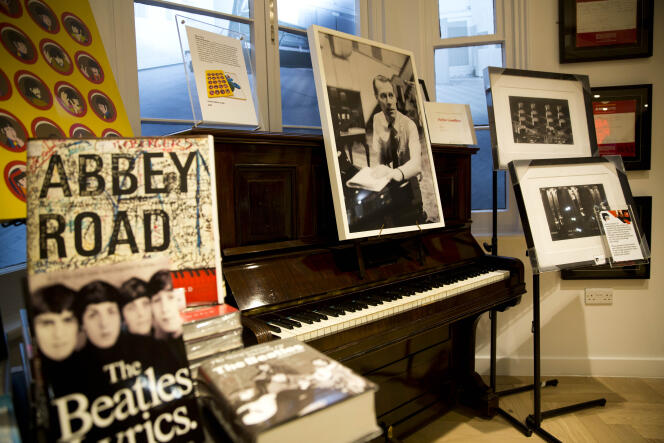 Les studios londoniens d'Abbey Road, où les Beatles ont enregistré leurs albums, ont  installé dans leur boutique une photographie de George Martin, le producteur mythique du groupe, disparu le 9 mars 2015.