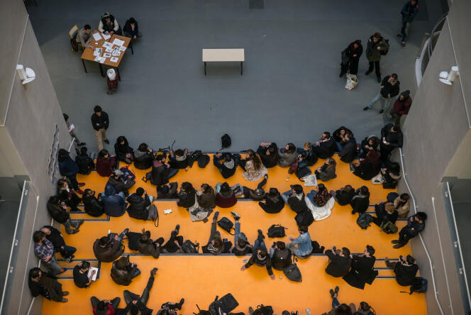 Des étudiants se réunissent en assemblée générale, dans un hall de l'université de Nanterre, pour organiser le mouvement de protestation contre le projet de loi El Khomri, le 8 mars.