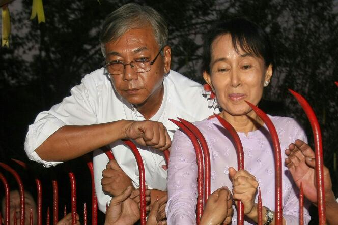 Htin Kyaw et Aung San Suu Kyi lors de la libération de l'opposante birmane, le 13 novembre 2010 à Rangoun.